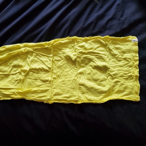 Nike Lightweight DRI-FIT Infinity Scarf Yellow - Picture 2 of 5